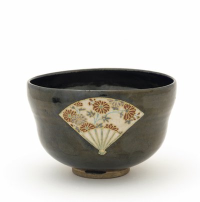 Teeschale mit Reservedesign von Fächern, Kyoto, Kyoto-fu, Edo-Periode, Mitte des 17. Jahrhunderts von Nonomura Ninsei